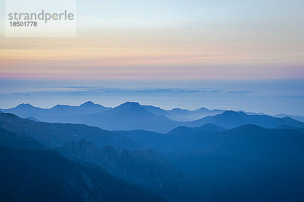 Wunderschöner Sonnenuntergang über North Cascades im Mt. Rainier Nationalpark