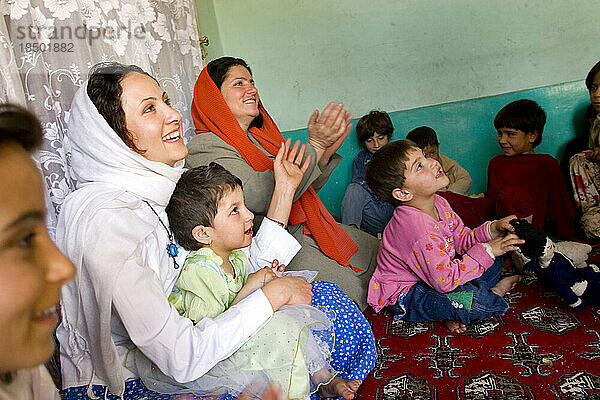 Eine Lehrerin führt Kinder in einer Vorschule in Kabul beim Singen und Klatschen an.