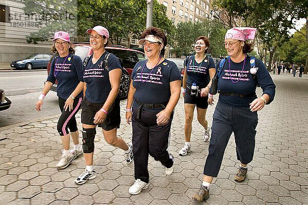 Ein Team indianischer Mohawks läuft beim Avon Walk for Breast Cancer in New York City.