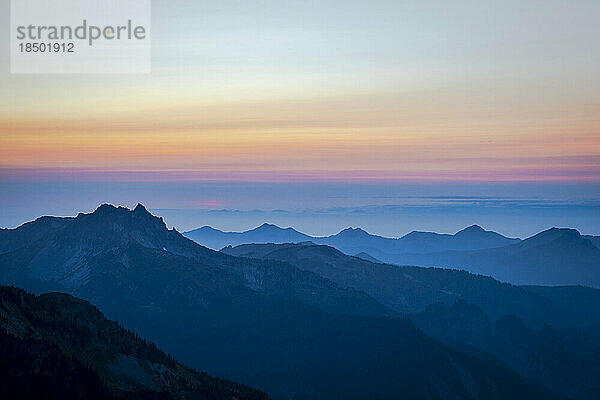 Wunderschöner Sonnenuntergang über North Cascades im Mt. Rainier Nationalpark