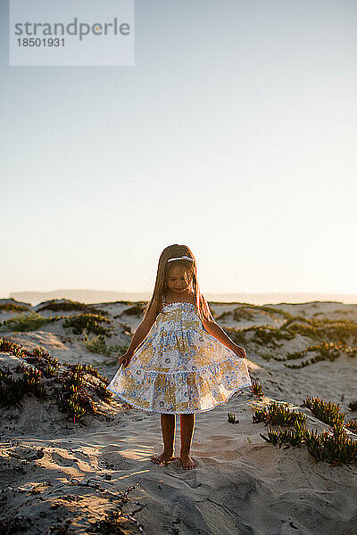 Vierjähriges Mädchen am Strand von San Diego bei Sonnenuntergang