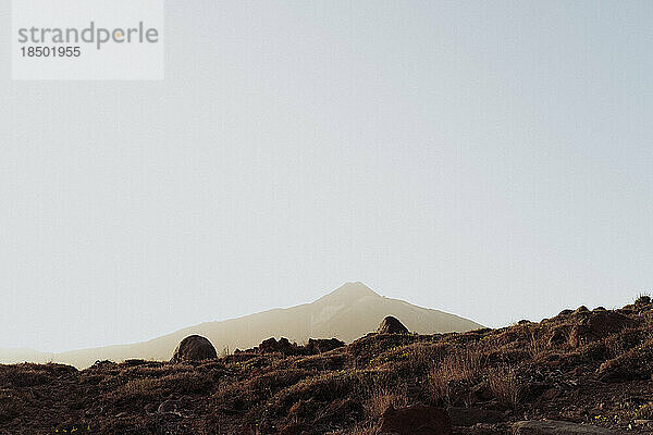 Minimalistischer Blick auf den Teide vor blauem Himmel