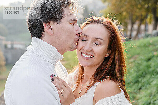 Ein liebevolles Paar  Mann und Frau  die sich umarmen  ein Mann küsst sanft einen