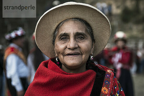 Peruanische Frau mit typischem Kostüm während einer traditionellen Feier
