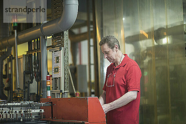 Männlicher Ingenieur  der in der Industrie  Hannover  Niedersachsen  Deutschland arbeitet