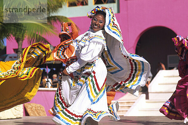 Bunte mexikanische Tänzer in Kostümen an der Costa Maya in Mexiko