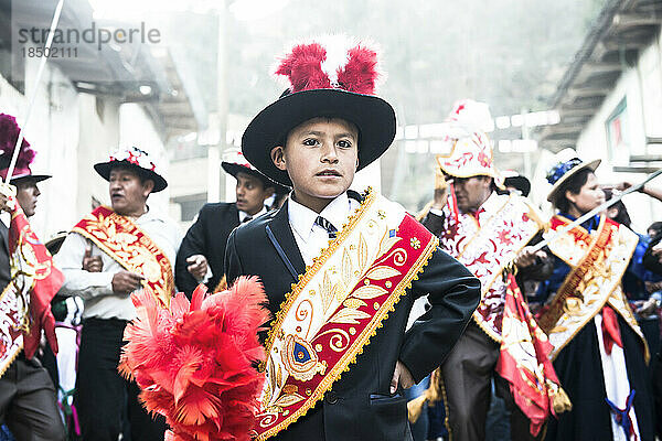 Peruanischer Junge mit typischer Tracht während einer traditionellen Feier