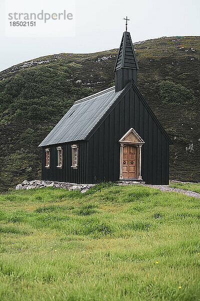 Die markante Kirche aus schwarzem Holz liegt auf einem wilden Hügel im abgelegenen Schottland