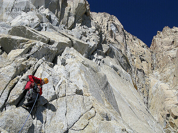 Ein Kletterer überwindet Granitrisse am Nordwestgrat des Cerro Fitz Roy im argentinischen Patagonien