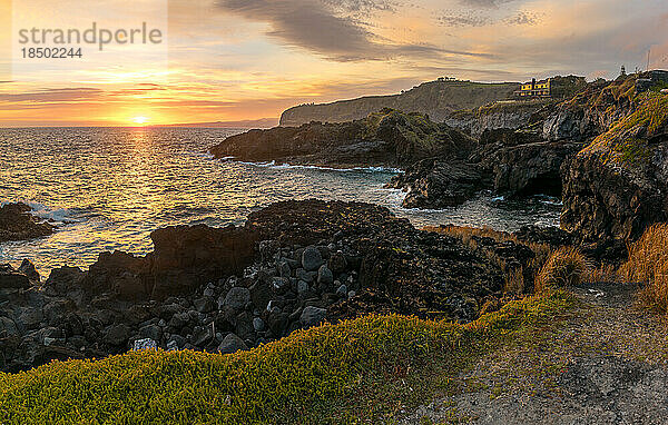 Fantastische Sonnenuntergangslandschaft auf der Insel São Miguel  Azoren