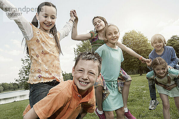 Gruppe von Freunden  die gemeinsam Spaß in einem Park haben  München  Bayern  Deutschland