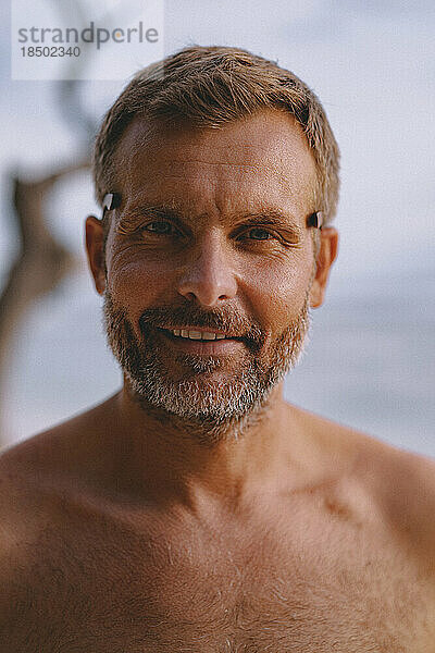 Porträt eines attraktiven Mannes mittleren Alters mit grauem Bart.
