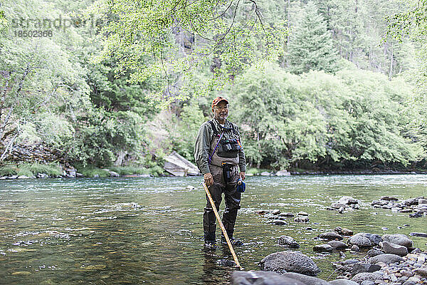 Ein Porträt eines Fischers am North Umpqua River in Oregon.