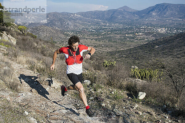 Starker  athletischer Mann beim Trailrunning in der Wüste in El Arenal  Hidalgo  Mexiko.