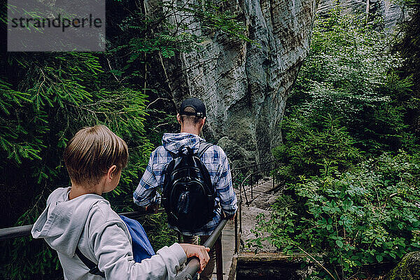 Vater und Sohn bei Adrspach-Teplice Rocks  Natur