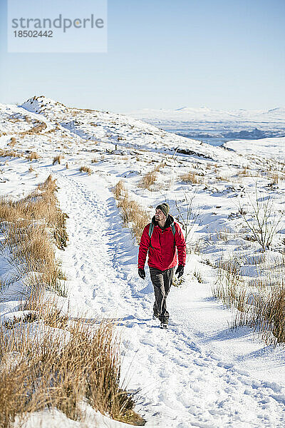 Solo-Mann wandert im Winter in den schottischen Highlands