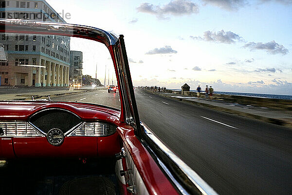 Der Malecon in Havanna in Kuba aus einem roten Cabrio-Oldtimer