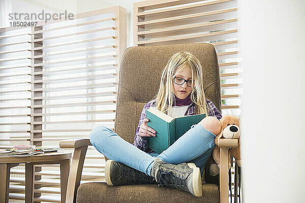 Mädchen liest ein Buch