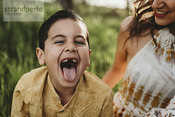 Nahaufnahme Porträt eines kleinen Jungen  der seine Zunge herausstreckt