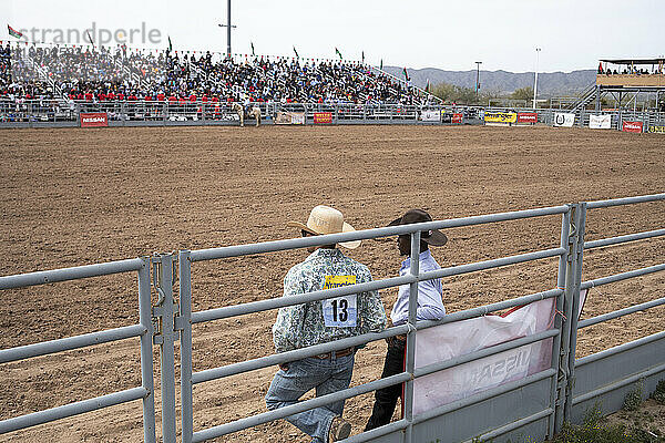Cowboys unterhalten sich im Ring beim Arizona Black Rodeo