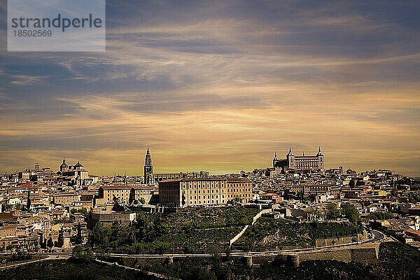 Panoramablick auf Toledo bei Sonnenuntergang