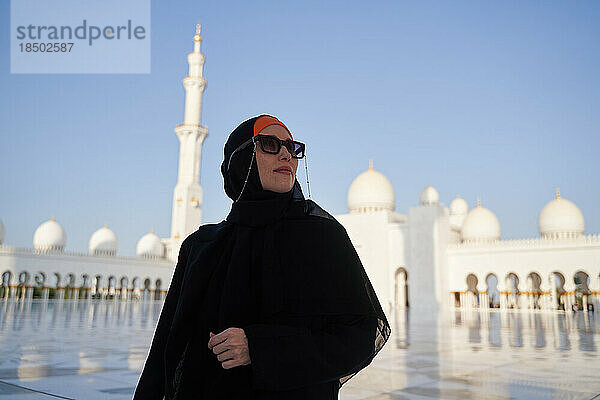 Eine Europäerin trägt in einer Moschee arabische Nationaltracht für Frauen.