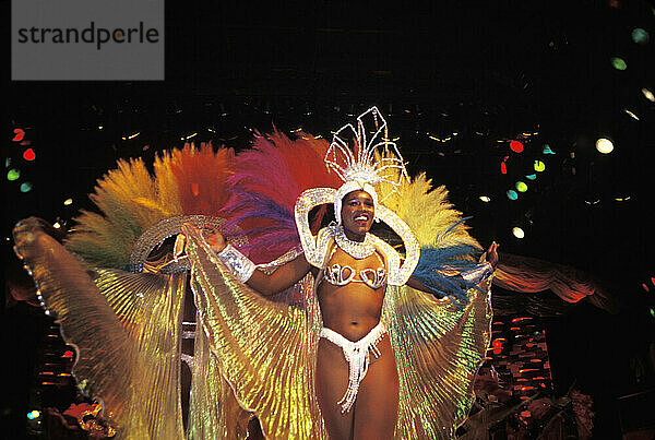 Wunderschöne Farbenergie und Kostüme beim Karneval in Rio de Janeiro  Brasilien
