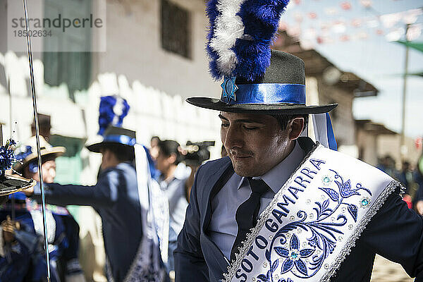 Peruanischer Mann mit typischer Tracht während einer traditionellen Feier