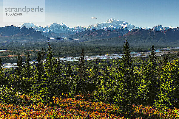 Denali und die Alaska Range vom Curry Ridge Trial im Herbst aus gesehen