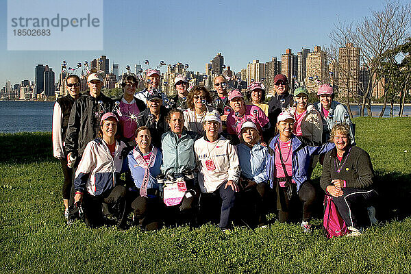 Familie und Freunde bilden das Walker-Team „Peggy's Spirit“ beim Avon Walk for Breast Cancer in New York City.