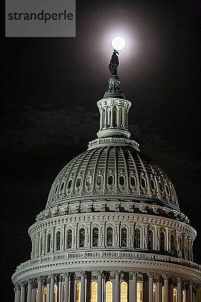Über dem US-Kapitol in Washington geht ein Vollmond auf.