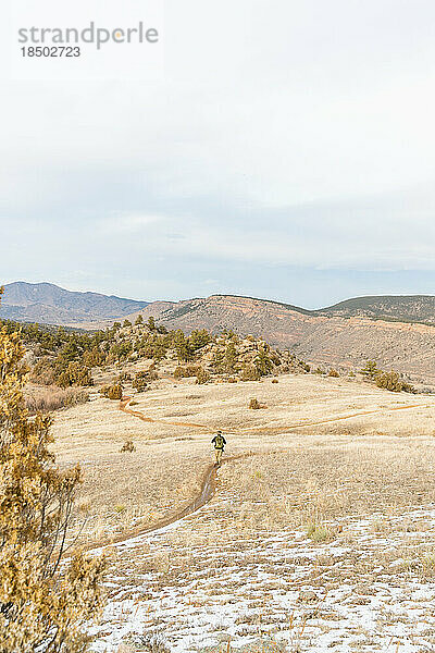 Wunderschöne Colorado-Landschaft mit Bergen  Wanderwegen und einem Wanderer