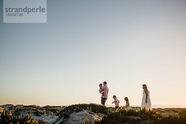 Fünfköpfige Familie spaziert am Coronado Beach in San Diego