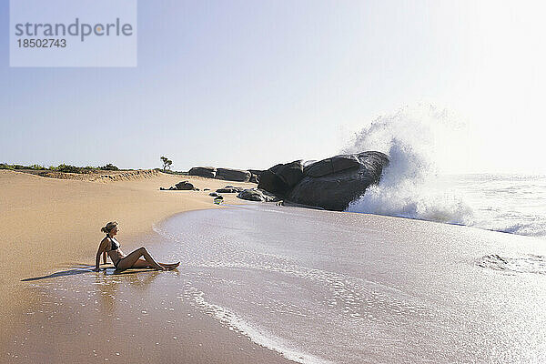 Frau entspannt am Strand  Westprovinz  Sri Lanka