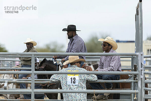 Cowboys bereiten sich hinter der Bühne auf das Arizona Black Rodeo vor
