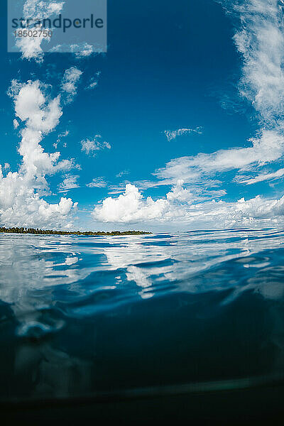 Wolken über dem Meer auf den Mentawai-Inseln