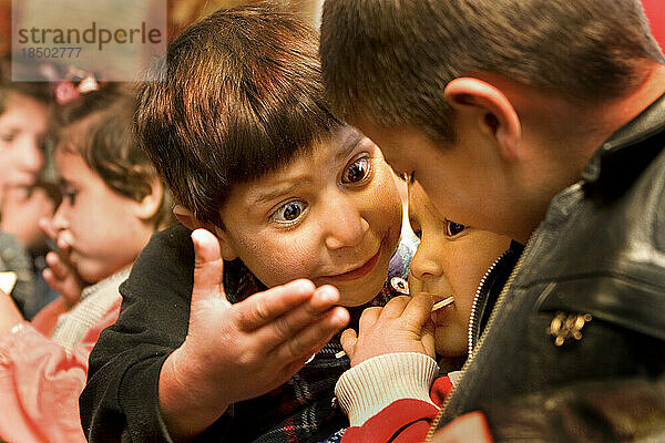 In einer Kindertagesstätte in Kabul diskutieren Kinder intensiv.