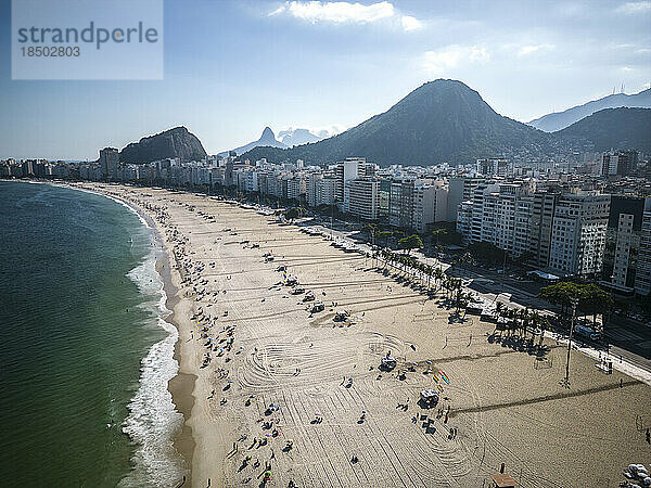 Wunderschöner Luftblick auf den Copacabana-Strand und die Gebäude der Stadt