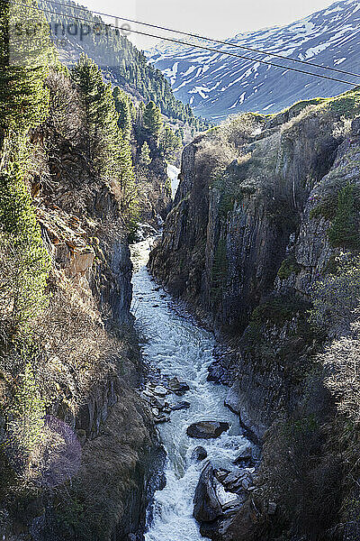 Fluss fließt inmitten einer felsigen Klippe  Fluss Venter Ache  Ötztal  Österreich