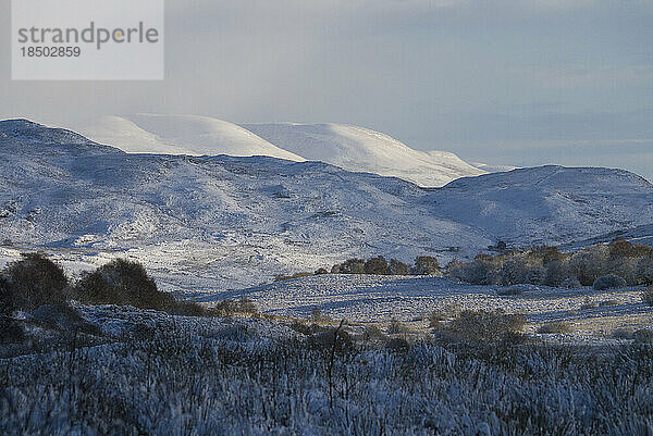 Verschneite Bergszene in den schottischen Highlands von Sutherland