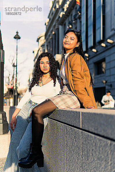 Stockfoto von zwei Freunden mit Sonnenlicht. Models posieren