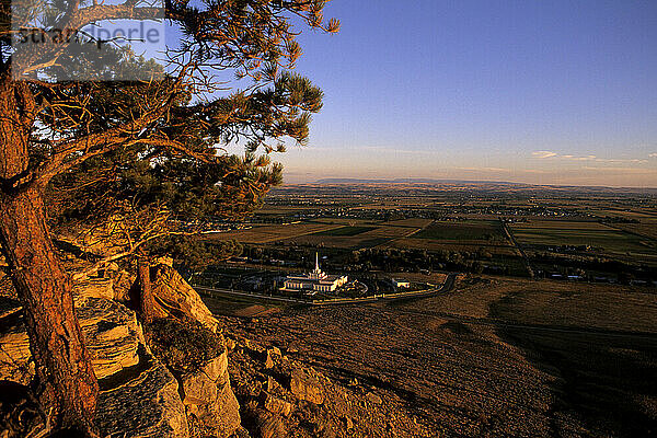 Bunter Sonnenuntergang und Mormonenkirche am Rande von Billings Montana