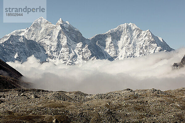 Die Berge der Everest-Region sind in Wolken gehüllt.
