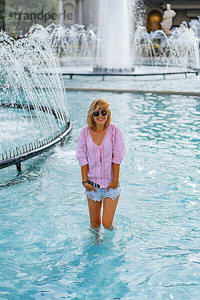 Mädchen in Las Vegas Venedig im Miniaturformat. Frau im Brunnen