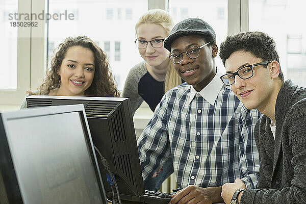 Universitätsstudenten arbeiten am Computer in der Laborschule  Bayern  Deutschland