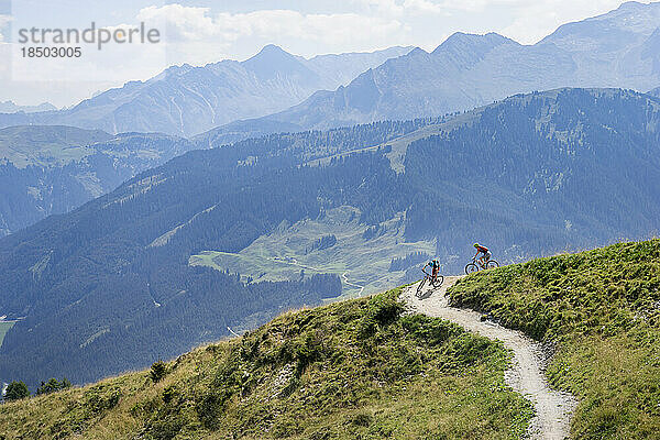 Erhöhter Blick auf Mountainbiker  die bergauf fahren  Zillertal  Tirol  Österreich