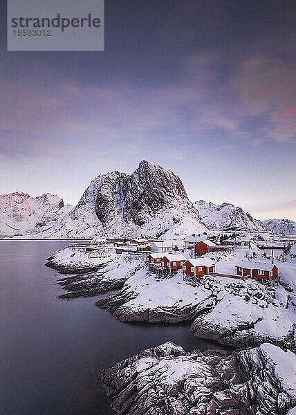 Rote Häuser und wunderschöne Berge im atemberaubenden Norwegen