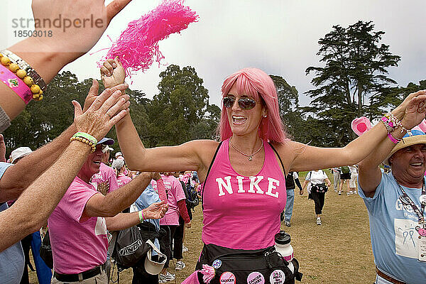 Frau mit rosa Perücke nimmt an einem Brustkrebs-Spaziergang in San Francisco teil.
