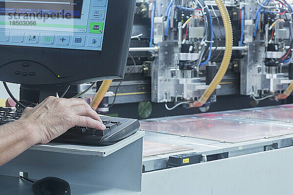 Männlicher Ingenieur arbeitet am Computer in der Industrie  Hannover  Niedersachsen  Deutschland