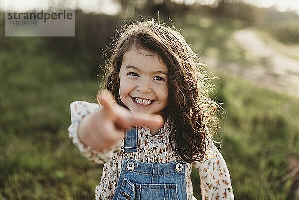Nahaufnahme Porträt eines jungen Mädchens im schulpflichtigen Alter  das mit Grübchen lächelt